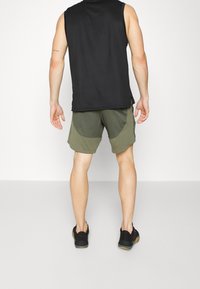 Under Armour Träningsshorts - khaki