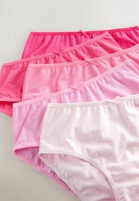 Fem par av bomullshipsters i olika nyanser av rosa, med mjuka elastiska midjeband och små rosetter framtill.