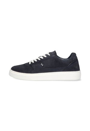 Marineblauwe suède sneakers met witte leren accenten, ronde neus, contrasterende witte rubberen zool en platte witte veters.