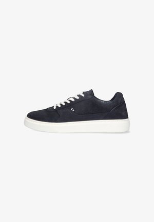 Marineblauwe suède sneakers met witte leren accenten, ronde neus, contrasterende witte rubberen zool en platte witte veters.