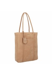 Bolsa tote de piel beige con doble asa, bolsillo exterior y etiqueta de piel de marca. Textura suave y diseño minimalista.