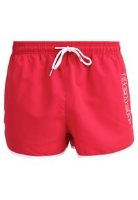 Rote Schwimmshorts mit einem weißen Kordelzug und seitlichen Akzenten, versehen mit einem weißen "Bench."-Logo, das vertikal entlang der Seite gedruckt ist.