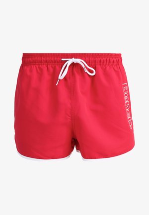 Rote Schwimmshorts mit einem weißen Kordelzug und seitlichen Akzenten, versehen mit einem weißen "Bench."-Logo, das vertikal entlang der Seite gedruckt ist.
