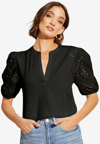 Love & Roses BRODERIE SHORT SLEEVE REGULAR FIT - Marškinėliai su spaudiniu - black