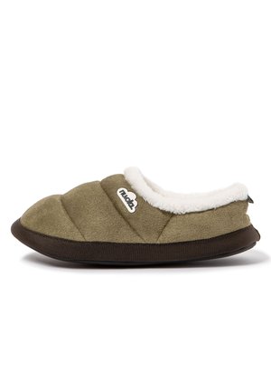 Zapatilla acolchada verde oliva con forro de forro polar blanco, suela marrón oscura y un pequeño parche blanco con logo en el lateral.