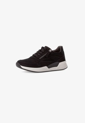 Zwarte suède sneaker met gemeleerde zilveren accenten, een zijrits, platte veters en een contrasterende grijze rubberen zool. Gestroomlijnde vorm.