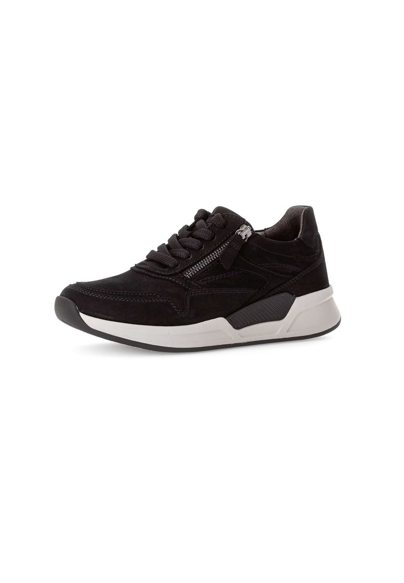 Zwarte suède sneaker met gemeleerde zilveren accenten, een zijrits, platte veters en een contrasterende grijze rubberen zool. Gestroomlijnde vorm.