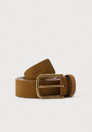 Brązowy zamszowy pasek z prostokątną mosiężną klamrą, tłoczonym logo i gładkim wewnętrznym podszyciem. Teksturowane wykończenie z czystymi krawędziami.