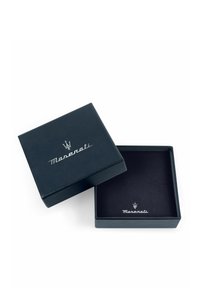 Maserati-märkt låda, fyrkantig form, mörkblå läderexteriör, plysch svart inredning, med silverlogotyp ovanpå och inuti.