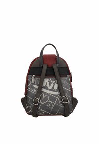 Mochila negra y roja con un acabado de cuero liso, que presenta un diseño estilo graffiti en gris, correas ajustables y una asa en la parte superior.