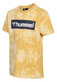Gul tie-dye t-shirt med en marinblå tryckt logotyp "hummel" på framsidan. Rund halsringning och korta ärmar av mjukt tyg.