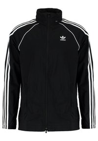 Svart träningsjacka i lätt tyg, med hög krage, hel dragkedja och tre vita ränder på varje ärm. Adidas-logotyp på bröstet.