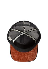 Gorra negra con visera marrón texturizada. Interior de malla con cinta de marca. El diseño general es estructurado con una corona redondeada.