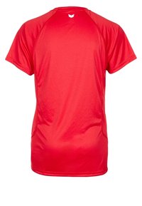 Camiseta deportiva roja de manga corta, hecha de tela ligera. Presenta una textura suave, mangas raglán y un pequeño logo en la parte posterior.