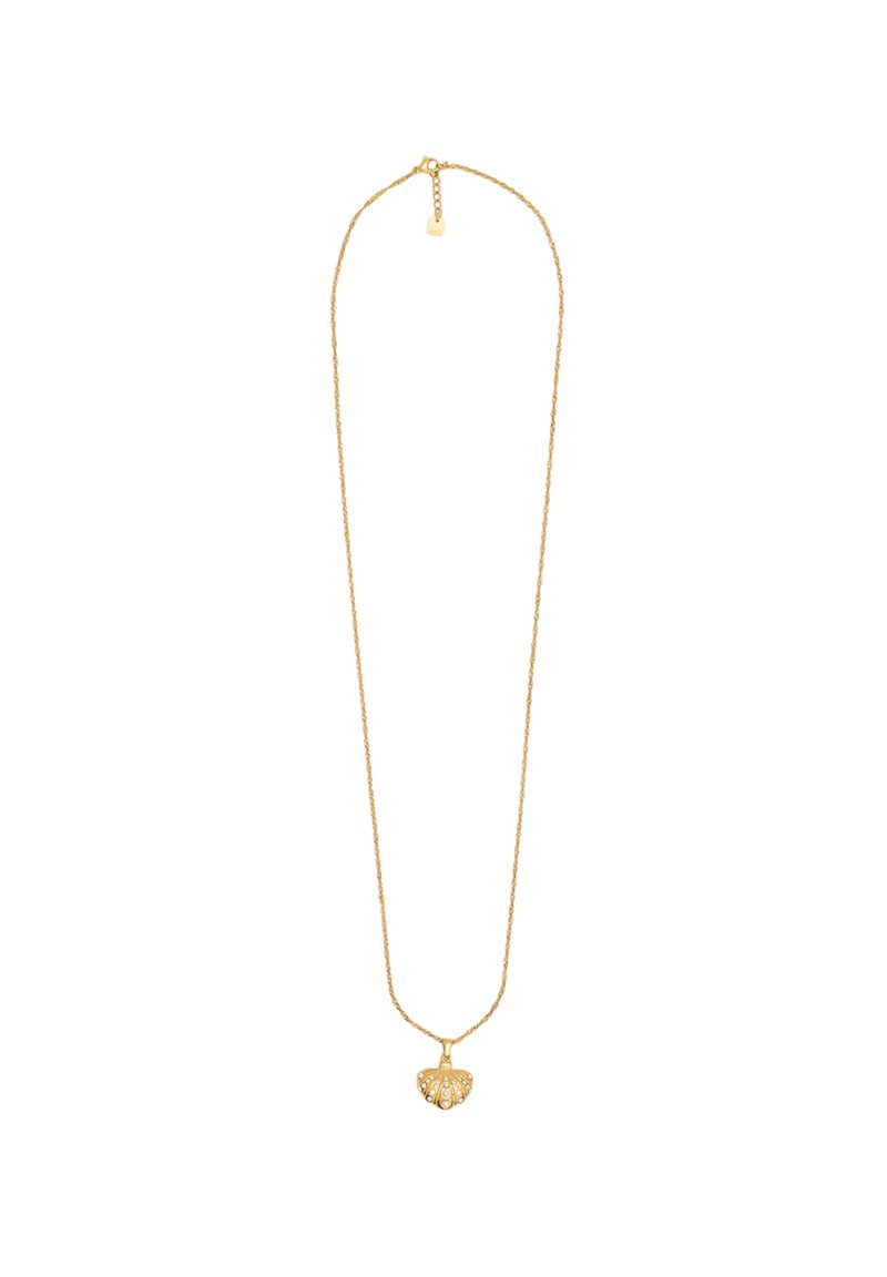 Guld kæde med en snoet kæde og en hjerteformet vedhæng med detaljeret design og små perleaccentuer.