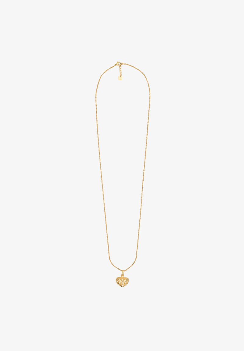 Collar de oro con una cadena retorcida y un colgante en forma de corazón que presenta un diseño detallado y pequeños acentos de perlas.
