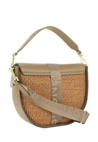 Tan crossbody taske med vævet tekstur, glatte læderdetaljer og en logostrimmel. Udstyret med guldfarvede metaldele og en afrundet form.