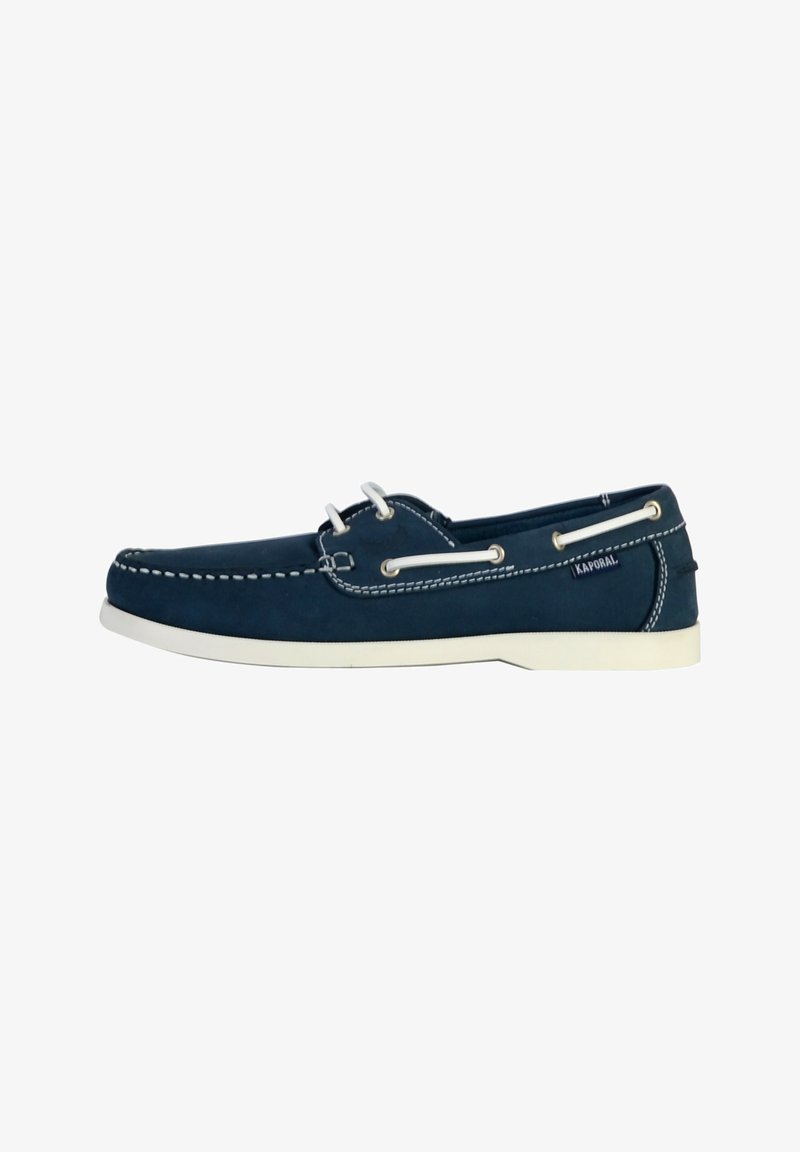Scarpe da barca blu navy con cuciture bianche, caratterizzate da chiusura con lacci, suola in gomma e tomaia in suede liscia. Branding visibile sul lato.