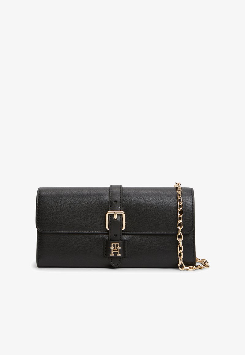 Μαύρο δερμάτινο clutch με χρυσή αγκράφα και αλυσίδα, με υφή στην επιφάνεια και ορθογώνιο καπάκι με λογότυπο.