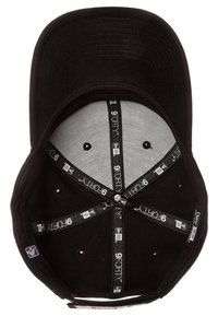 Cappello nero con un design strutturato, visiera piatta e parte inferiore grigia. All'interno presenta etichette nere e grigie con cinque fori di ventilazione.