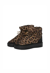 Botines de charol con estampado de leopardo y suela de goma negra, material acolchado y puño plegable. Presentan diseño de cordones con acentos de hardware dorado.