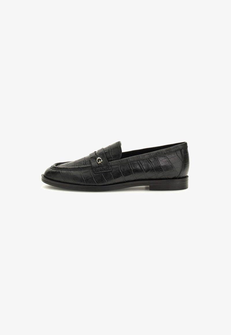 Mocassin en cuir noir avec texture crocodile, bout arrondi et sangle décorative avec quincaillerie en métal. Talon bas et semelle lisse.