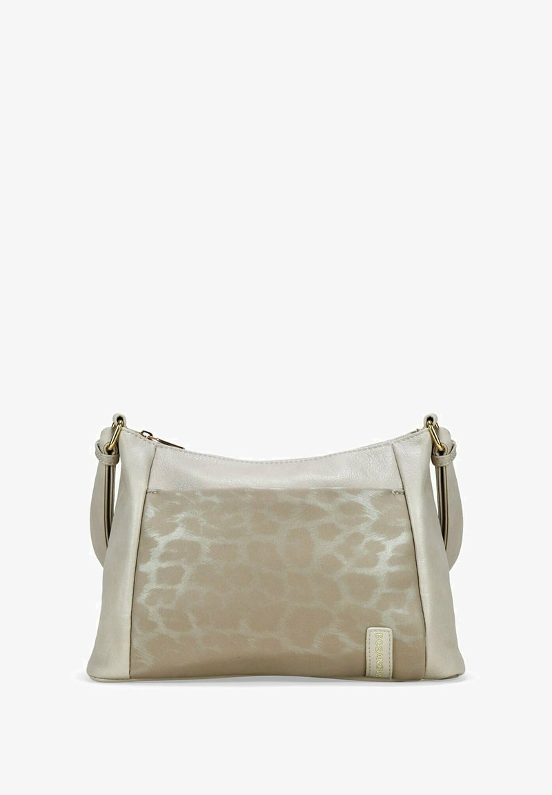 Bolso de piel beige con un sutil estampado animal, textura suave y herrajes en tono dorado. Presenta un cierre con cremallera y una correa ajustable.