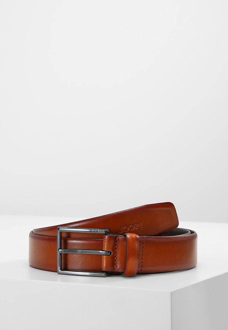 Cintura in pelle marrone con una superficie liscia, dotata di una fibbia in metallo argentato e logo in rilievo. Design classico con linee pulite.