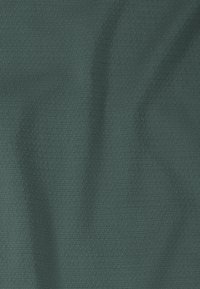 Tissu vert foncé texturé avec un motif subtil, présentant une surface lisse et un tissage régulier, adapté pour les vêtements ou la tapisserie.