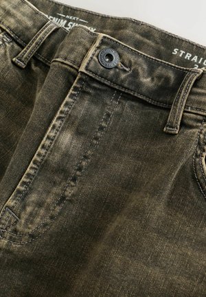 Ciemnozielone jeansy jeansowe o prostym kroju, z zapięciem na metalowy guzik i kontrastowym przeszyciem. Teksturowana tkanina z efektami przetarć.