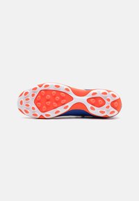 Suela de zapato con una base blanca y acentos naranjas, texturizada con patrones de agarre en forma de óvalo y un material superior azul.