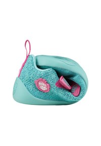 Zapato de escalada con un empeine de punto turquesa y acentos rosas, que presenta una puntera de goma protectora y un cierre de gancho y bucle para un ajuste ajustable.