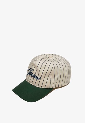 Kasket med et stribet beige stof, grøn skygge og broderet logo i marineblå. Har en rund krone og en knap på toppen.