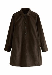 Brązowa sukienka koszulowa z kordurowego materiału, z kołnierzykiem, z przodu na guziki, długimi rękawami i luźnym krojem. Posiada pionową teksturę i boczne kieszenie.