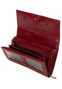 Portafoglio in pelle rossa con più scomparti, tasche con zip e due finestre trasparenti per documenti d'identità o foto. Presenta una chiusura a scatto.
