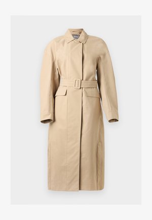 Trench-coat long beige avec taille ceinturée, poches à rabat, col à boutons et fentes latérales, conçu pour une coupe ajustée.