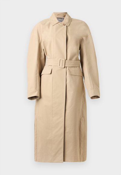 Μπεζ μακρύ παλτό τύπου τραντσκόν με ζώνη στη μέση, τσέπες με καπάκι, γιακά με κουμπιά και πλευρικές σχισμές, σχεδιασμένο για εφαρμογή που κολακεύει το σώμα.