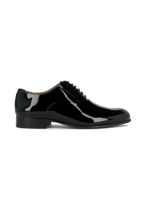Schwarzer glänzender Lederoffizieller Oxford-Schuh mit geschlossenem Schnürsystem und niedrigem Absatz, von der Seite vor weißem Hintergrund gezeigt.