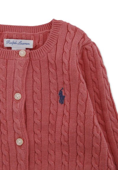 Cardigan rosa a maglia grossa con scollo rotondo, chiusura con bottoni e logo ricamato blu navy sul lato sinistro.