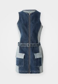 Sukienka dżinsowa bez rękawów, z zamkiem błyskawicznym z przodu, dwiema kieszeniami z przodu, paskiem w talii oraz mieszanką ciemnych i jasnych odcieni dżinsu.