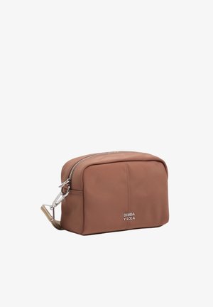 Kompaktná mäkká hnedá crossbody taška so strieborným zipsom a kovovým logom „Bimba y Lola“ na prednej strane.