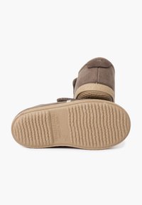 Braune Wildleder-Slipper mit einer strukturierten Gummisohle. Bietet ein weiches Innenfutter und minimalistische Nahtdetails. Größe angegeben als 24.