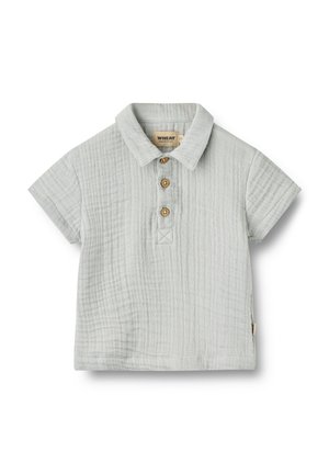 Polo de manga corta gris claro hecho de tela texturizada, con tres botones de madera y un diseño de cuello clásico.