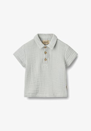 Polo à manches courtes gris clair en tissu texturé, avec trois boutons en bois et un col classique.