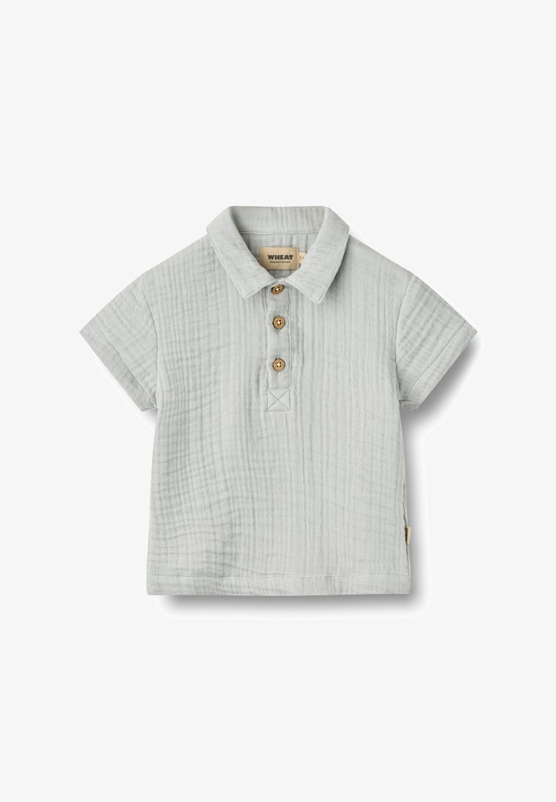 Polo à manches courtes gris clair en tissu texturé, avec trois boutons en bois et un col classique.