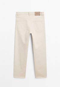 Beige Gerade-Leg-Jeans mit Gesäßtaschen, Gürtelschlaufen und einem braunen Lederetikett am Bund.