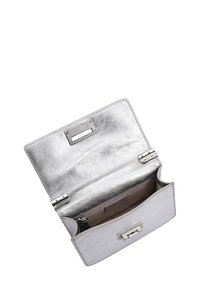 Zilveren leren portemonnee met een gladde textuur, voorzien van een klap-sluiting en binnenzakken. Eenvoudig, rechthoekig ontwerp met metallic accenten.