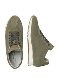 Sneaker in suede verde oliva con lacci grigi, suola marrone e dettagli perforati sui lati. Presenta un interno bianco imbottito.