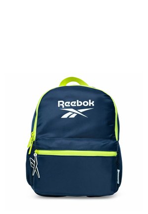 Mochila Reebok azul marino con cremallera y asa de neón verde, bolsillo frontal con cremallera y logo blanco de Reebok en el compartimento principal.