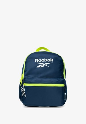 Granatowy plecak Reebok z neonowozielonym suwakiem i uchwytem, przednia kieszeń na zamek i białe logo Reebok na głównej komorze.